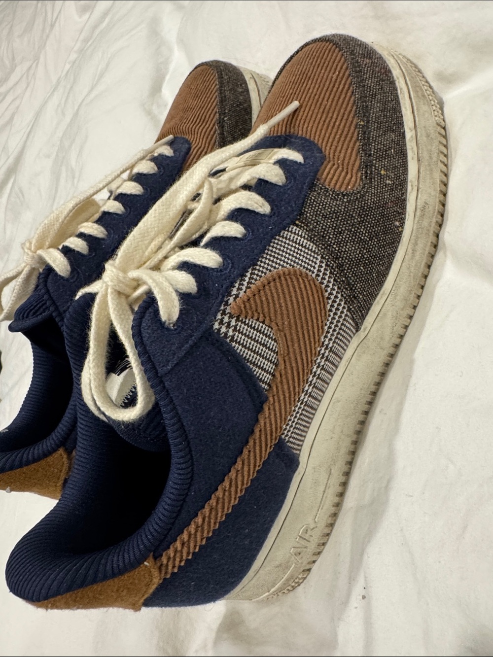 Nike Men's Low-Top Sneakers in Navy and Brown
